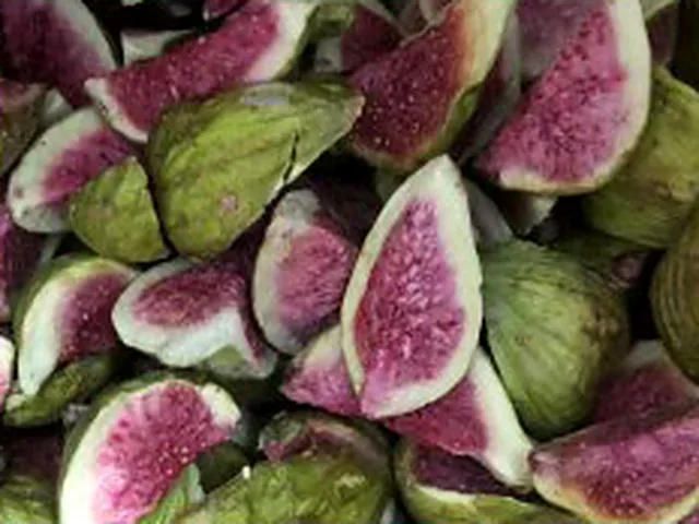 Freeze-dried figs