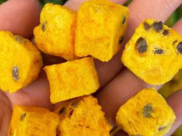 Freeze-dried fruit cubes