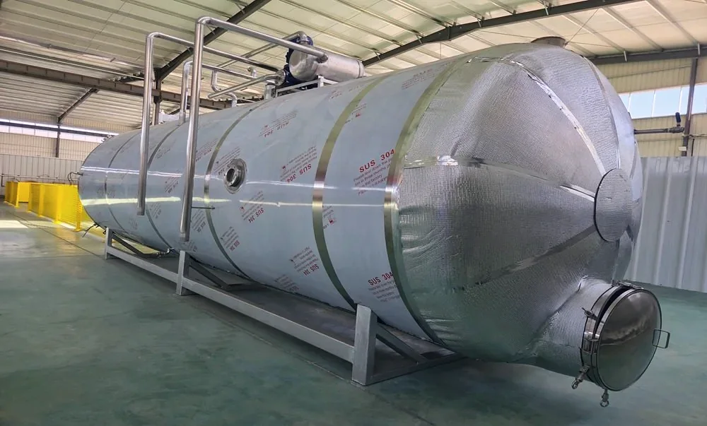 Large horizontal freeze-drying chamber